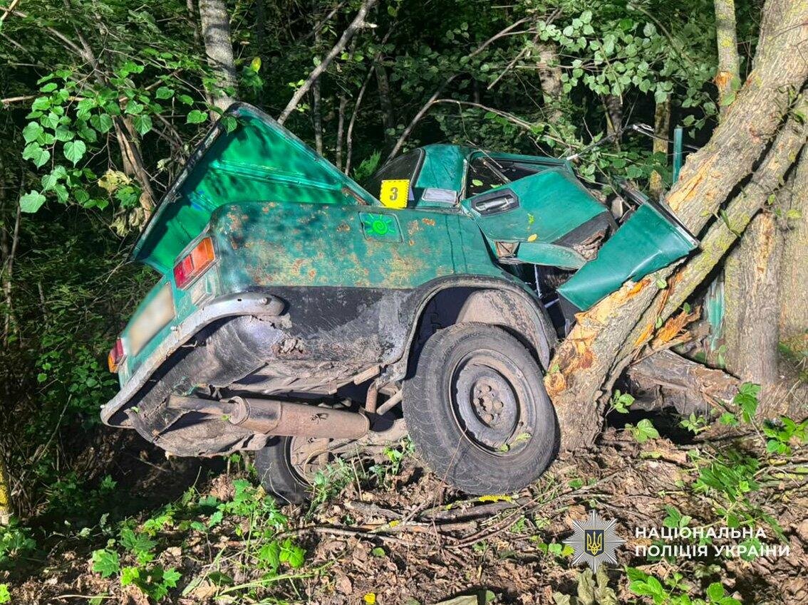 У ДТП на Ніжинщині загинув 22-річний пасажир: неповнолітнього водія затримали