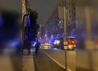 В центре Москвы загорелся исторический жилой дом: там жили советские военачальники, — соцсети (фото, видео)