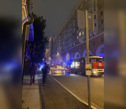 В центре Москвы загорелся исторический жилой дом: там жили советские военачальники, — соцсети (фото, видео)