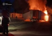На Чернігівщині через російські атаки горіли склад, магазин і вантажівка