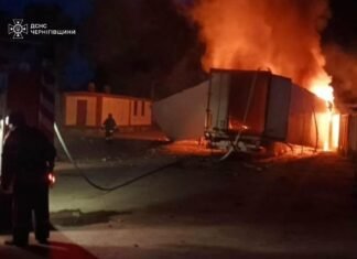 На Чернігівщині через російські атаки горіли склад, магазин і вантажівка