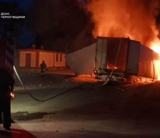 На Чернігівщині через російські атаки горіли склад, магазин і вантажівка