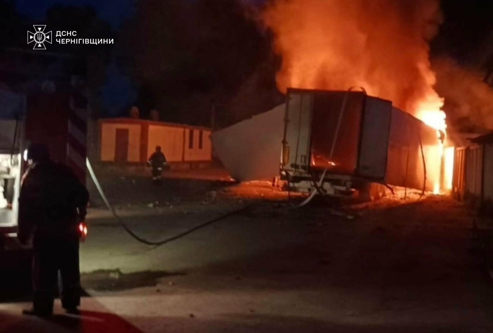 На Чернігівщині через російські атаки горіли склад, магазин і вантажівка