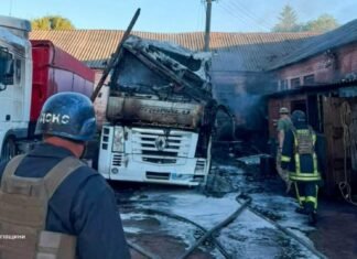 Горіли будинки, вантажівка, пшениця: ворожі БпЛА продовжують атакувати Чернігівщину