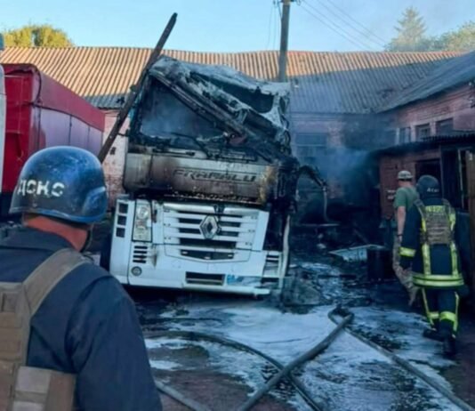 Горіли будинки, вантажівка, пшениця: ворожі БпЛА продовжують атакувати Чернігівщину
