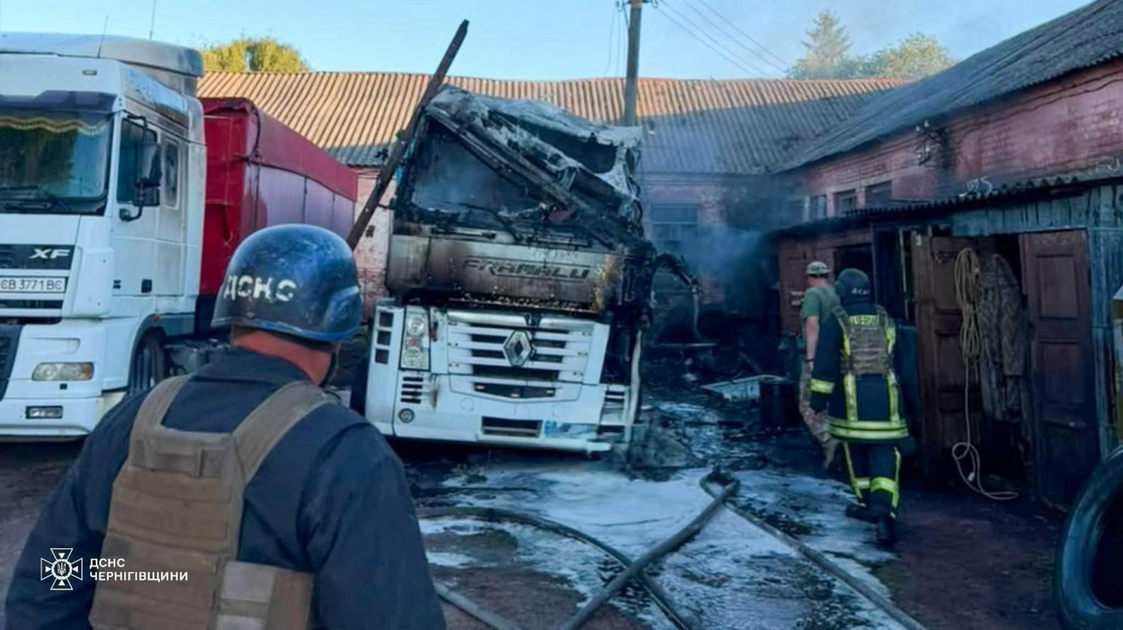 Горіли будинки, вантажівка, пшениця: ворожі БпЛА продовжують атакувати Чернігівщину
