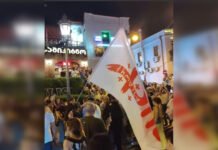 «Долой гнилую империю России»: в Грузии вспыхнули протесты из-за скандала с россиянками на свадьбе местных (видео)