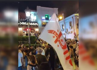 «Долой гнилую империю России»: в Грузии вспыхнули протесты из-за скандала с россиянками на свадьбе местных (видео)