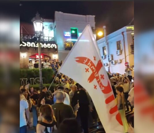 «Долой гнилую империю России»: в Грузии вспыхнули протесты из-за скандала с россиянками на свадьбе местных (видео)