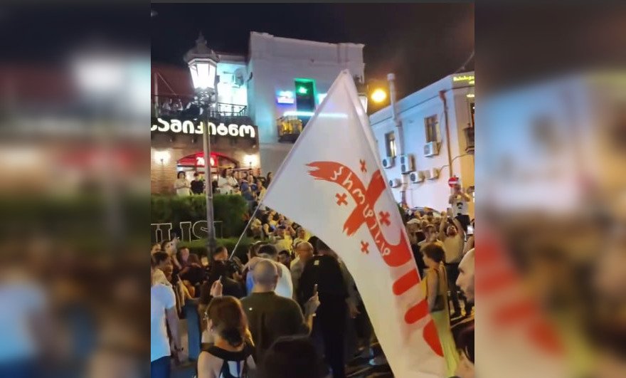 «Долой гнилую империю России»: в Грузии вспыхнули протесты из-за скандала с россиянками на свадьбе местных (видео)