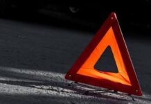 На Чернігівщині легковик врізався в бетонний паркан: пасажира госпіталізували