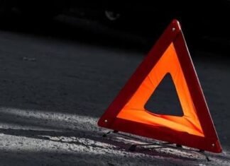 На Чернігівщині легковик врізався в бетонний паркан: пасажира госпіталізували