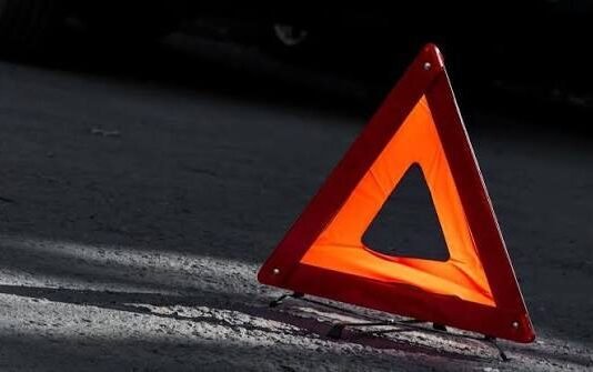 На Чернігівщині легковик врізався в бетонний паркан: пасажира госпіталізували