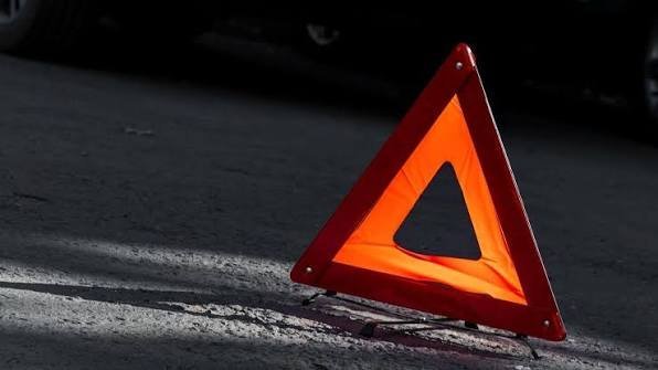 На Чернігівщині легковик врізався в бетонний паркан: пасажира госпіталізували