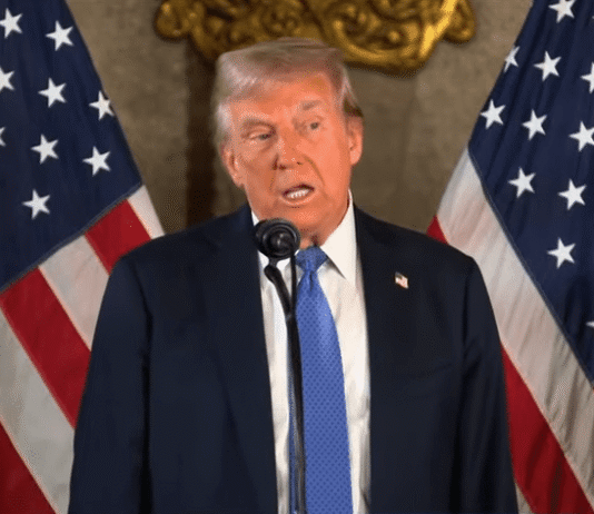 Делал ставки на президента: оператор суфлера Трампа разбогател благодаря его речам