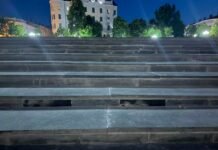 В Черновцах ступени на площади отремонтировали гранитными надгробиями с портретами: что говорят в мэрии