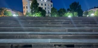 В Черновцах ступени на площади отремонтировали гранитными надгробиями с портретами: что говорят в мэрии