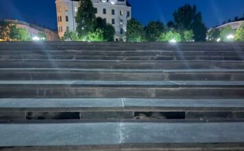 В Черновцах ступени на площади отремонтировали гранитными надгробиями с портретами: что говорят в мэрии