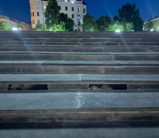 В Черновцах ступени на площади отремонтировали гранитными надгробиями с портретами: что говорят в мэрии