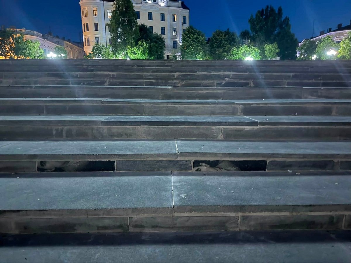 В Черновцах ступени на площади отремонтировали гранитными надгробиями с портретами: что говорят в мэрии