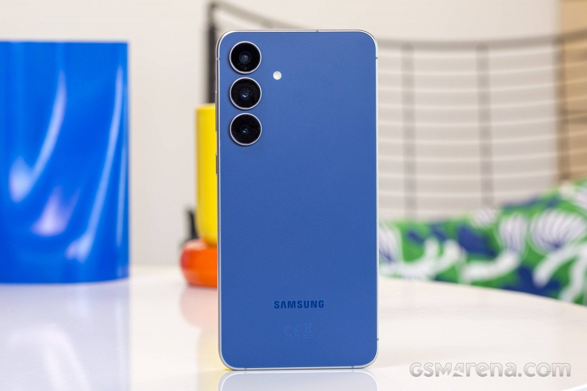 Что выбрать: Xiaomi 17T или Samsung Galaxy S25 FE? Сравнение чипов, камер, батарей (фото)