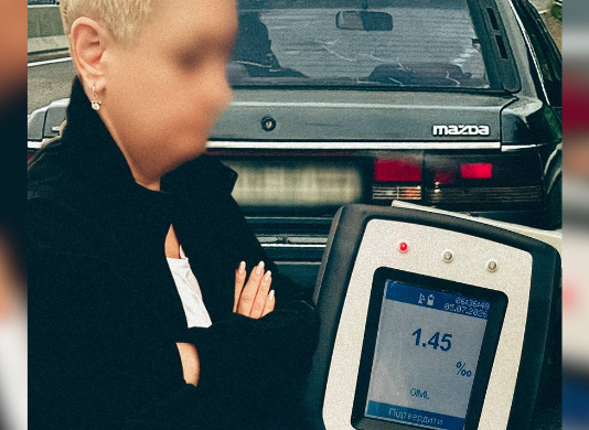 На трасі Київ-Чернігів зупинили пʼяну водійку: алкотестер показав 1,45 проміле