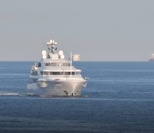 Перегнали в Северное море: яхту Путина под конвоем эсминца спрятали подальше от дронов ВСУ