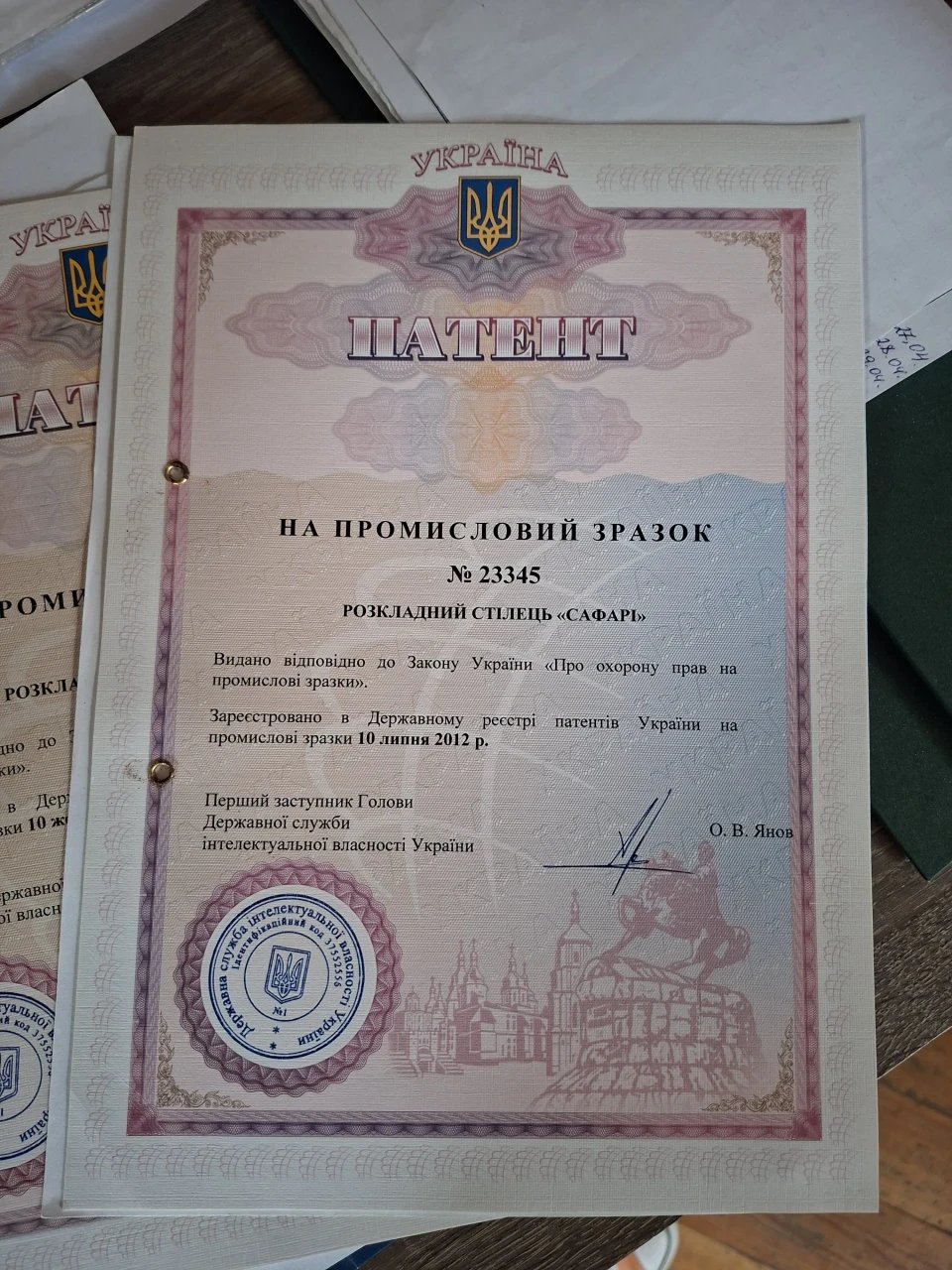 Будні унікальної меблевої фабрики “Берест”: репортаж з прикордоння Чернігівщини