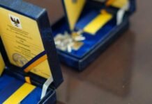 Медалі “За оборону Чернігова” передали сімʼям двох загиблих патрульних
