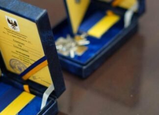 Медалі “За оборону Чернігова” передали сімʼям двох загиблих патрульних
