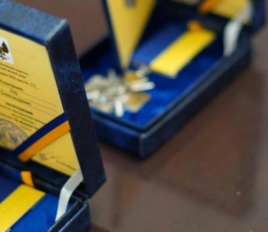 Медалі “За оборону Чернігова” передали сімʼям двох загиблих патрульних