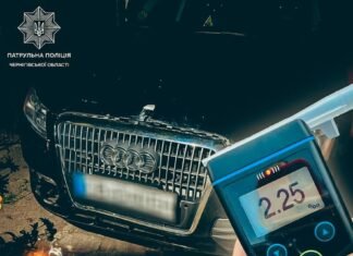 У Чернігові водій врізався в авто та втік: драгер показав 2,25 проміле