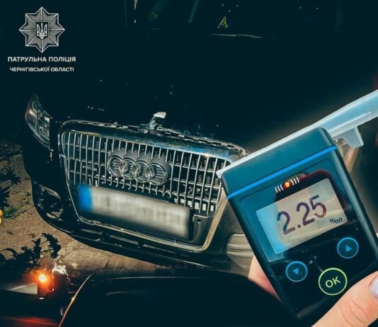 У Чернігові водій врізався в авто та втік: драгер показав 2,25 проміле