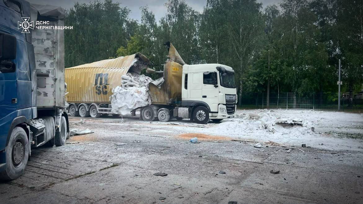 Пʼятеро постраждалих, пошкоджені підприємства, житло, техніка: наслідки атак рф на Чернігівщині