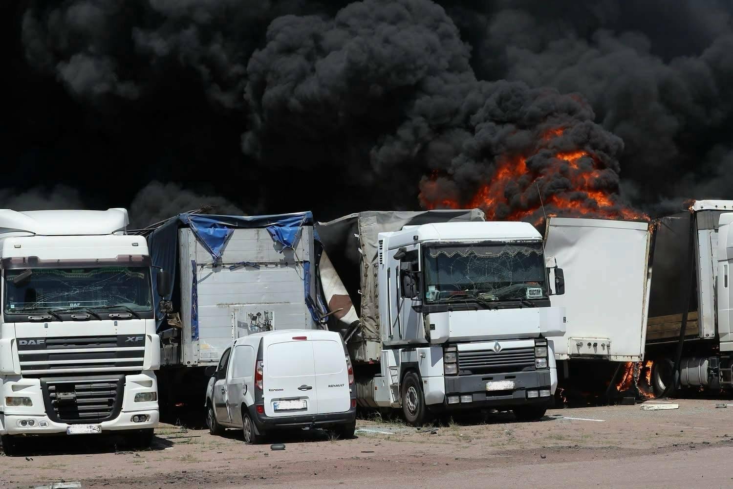 Горіли підприємства, вантажівки, пекарня: ворог продовжує атакувати Чернігівщину