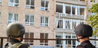 Російський дрон влучив в адміністративну будівлю в центрі Чернігова: спалахнула пожежа, є постраждалий