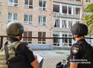 Російський дрон влучив в адміністративну будівлю в центрі Чернігова: спалахнула пожежа, є постраждалий