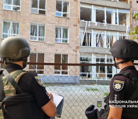Російський дрон влучив в адміністративну будівлю в центрі Чернігова: спалахнула пожежа, є постраждалий