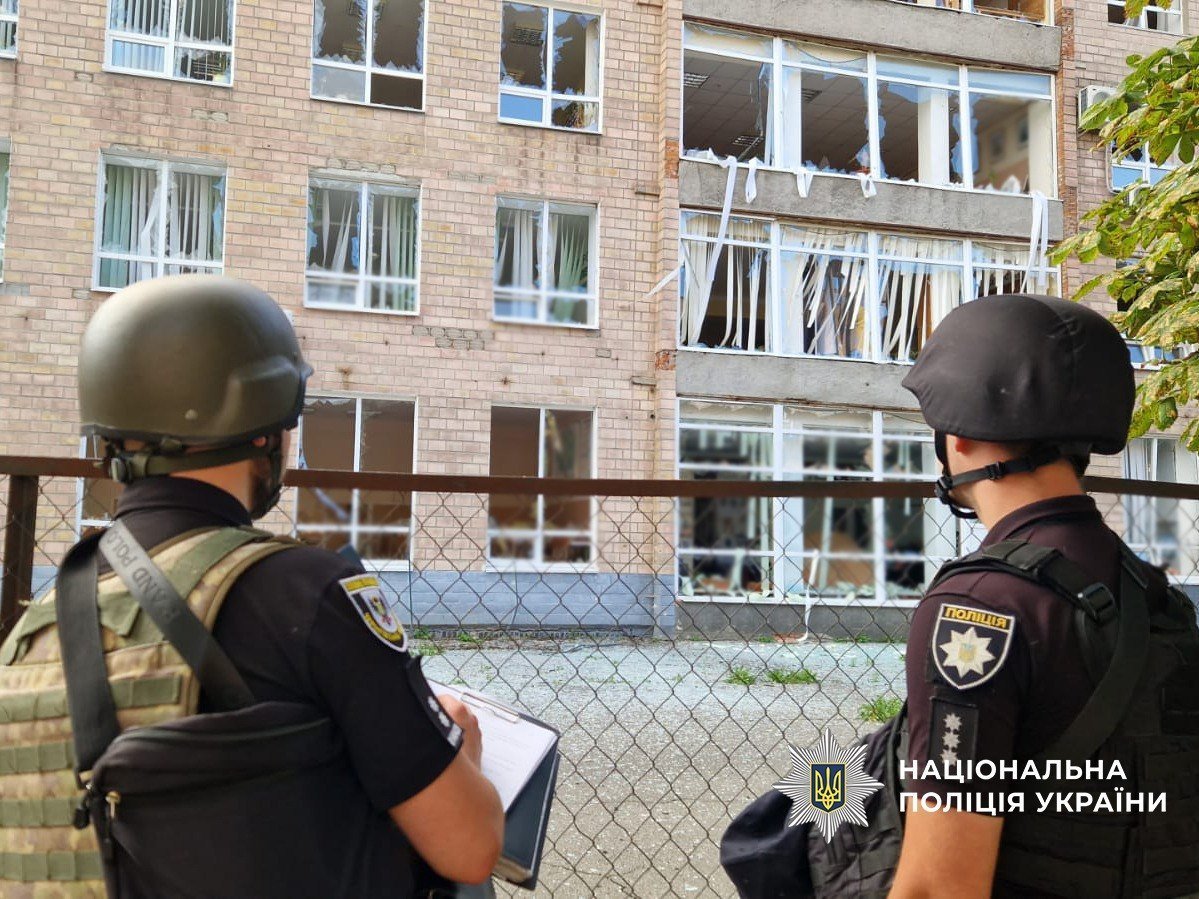 Російський дрон влучив в адміністративну будівлю в центрі Чернігова: спалахнула пожежа, є постраждалий