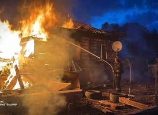 Російський дрон влучив у житловий будинок на Чернігівщині: мама з дитиною дивом вижили