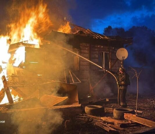 Російський дрон влучив у житловий будинок на Чернігівщині: мама з дитиною дивом вижили