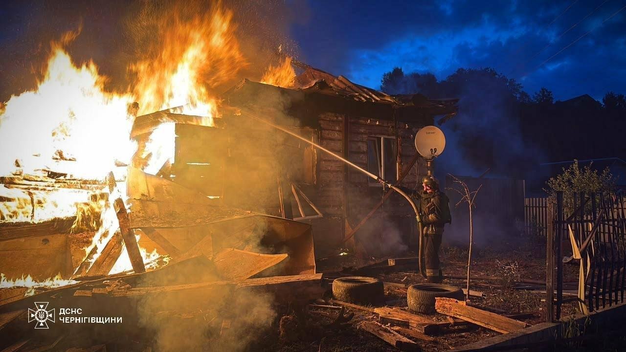 Російський дрон влучив у житловий будинок на Чернігівщині: мама з дитиною дивом вижили