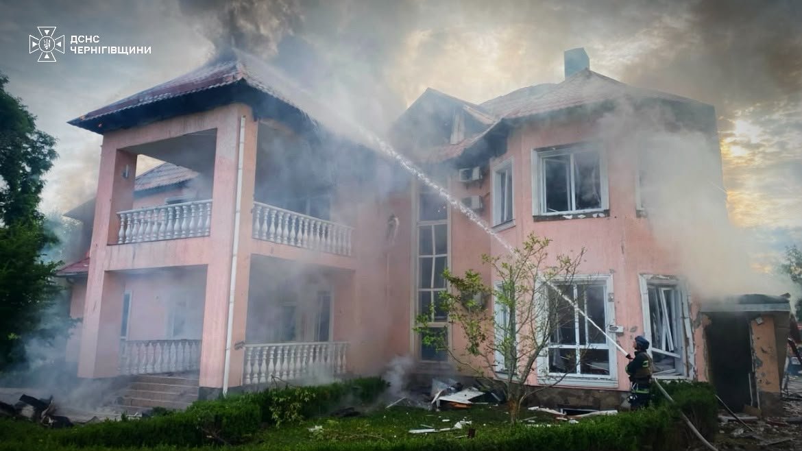На Чернігівщині через атаки рф горіли АЗС, будинки, мікроавтобус і пансіонат