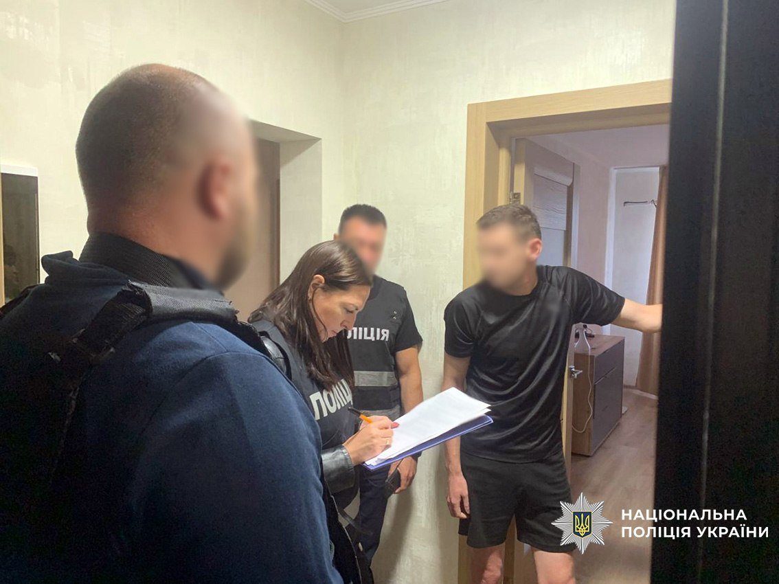 Везли до прикордоння, далі – пішки через ліс: на Чернігівщині викрили схему незаконного перетину кордону