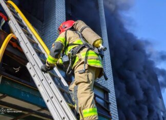 Ворожа атака на Чернігів: рятувальники ліквідували масштабну пожежу