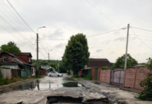 У Чернігові ліквідовують аварію на магістральному каналізаційному колекторі: підтопило приватні домоволодіння