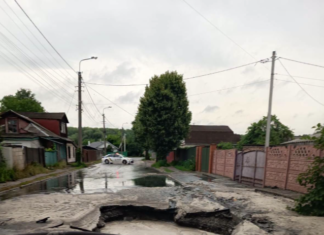 У Чернігові ліквідовують аварію на магістральному каналізаційному колекторі: підтопило приватні домоволодіння