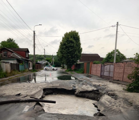 У Чернігові ліквідовують аварію на магістральному каналізаційному колекторі: підтопило приватні домоволодіння