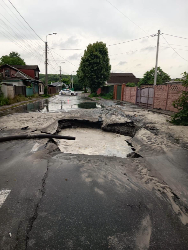 У Чернігові ліквідовують аварію на магістральному каналізаційному колекторі: підтопило приватні домоволодіння