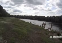 На Чернігівщині бабуся витягла з Десни двох онучок, а поліцейські допомогли врятувати старшу дівчинку